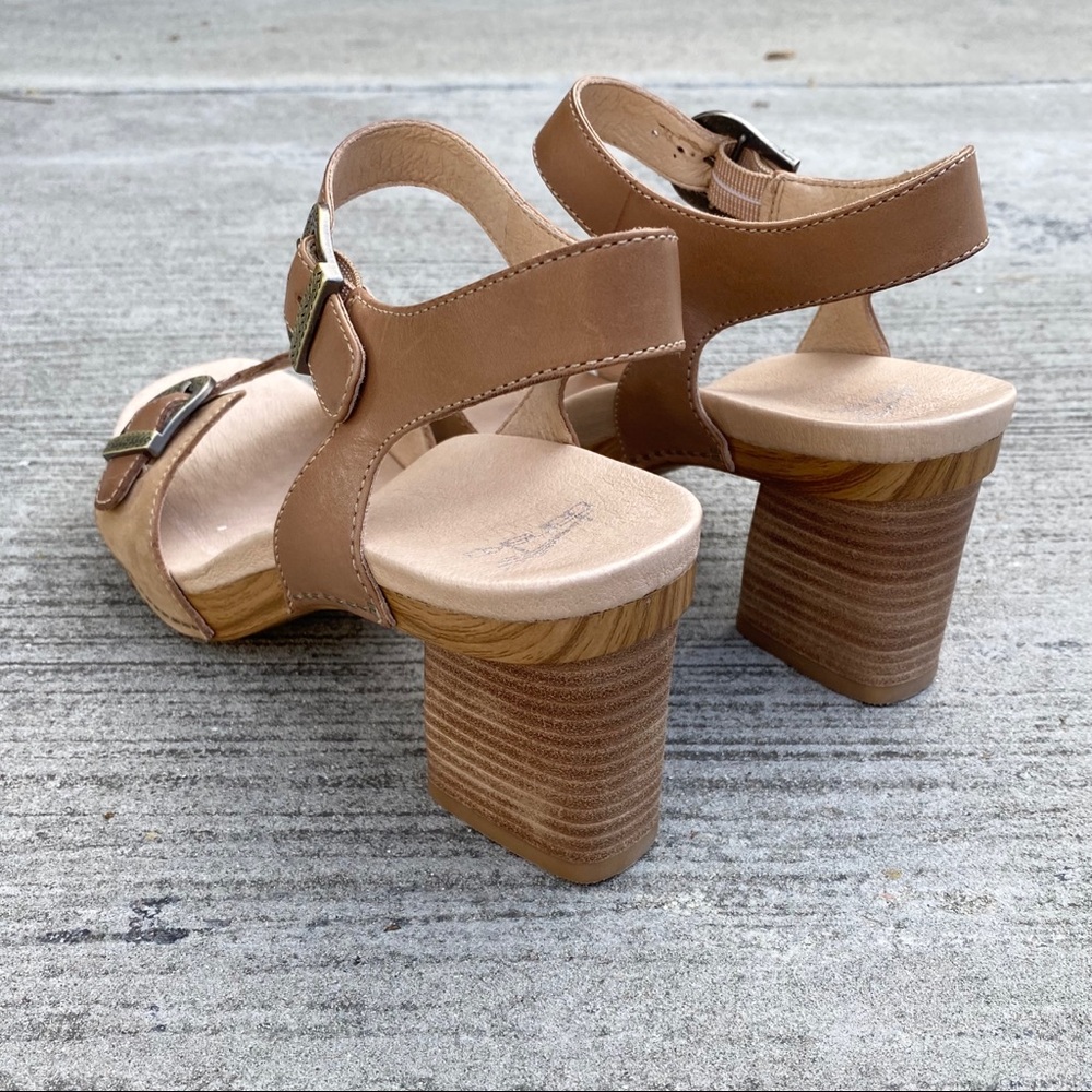 New Dansko 40 Tan Anna Buckle Sandals Block Heel - Picture 4 of 7